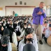 Kunjungan Dahlan Iskan dan mengenakan almamater kebanggaan Kampus Unikarta (Unikarta.dok