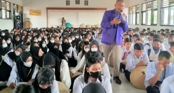 Kunjungan Dahlan Iskan dan mengenakan almamater kebanggaan Kampus Unikarta (Unikarta.dok