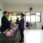 Dekan FAI Unikarta Haji Mubarak & Mahasiswa Penerima SK