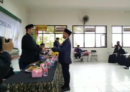 Dekan FAI Unikarta Haji Mubarak & Mahasiswa Penerima SK
