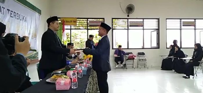 Dekan FAI Unikarta Haji Mubarak & Mahasiswa Penerima SK