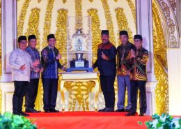Wakil Gubernur Kaltim, Hadi Mulyadi memberikan piala bergilir kepada Bupati Kukar, Edi Damansyah di MTQ Provinsi Kaltim ke-44 di Kota Balikpapan, Minggu (21/5/2023