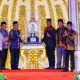 Wakil Gubernur Kaltim, Hadi Mulyadi memberikan piala bergilir kepada Bupati Kukar, Edi Damansyah di MTQ Provinsi Kaltim ke-44 di Kota Balikpapan, Minggu (21/5/2023
