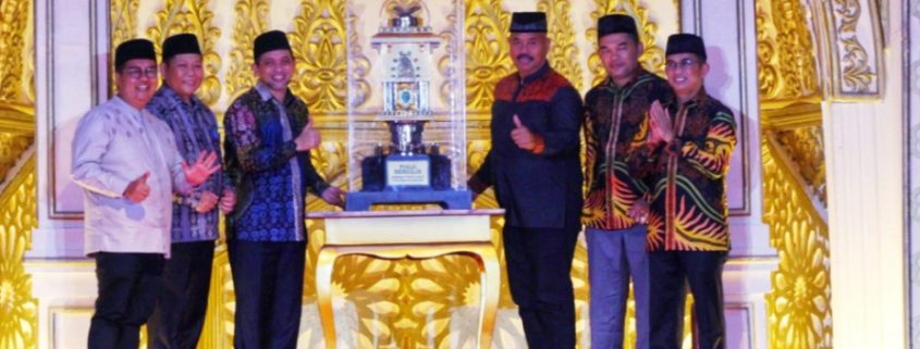 Wakil Gubernur Kaltim, Hadi Mulyadi memberikan piala bergilir kepada Bupati Kukar, Edi Damansyah di MTQ Provinsi Kaltim ke-44 di Kota Balikpapan, Minggu (21/5/2023